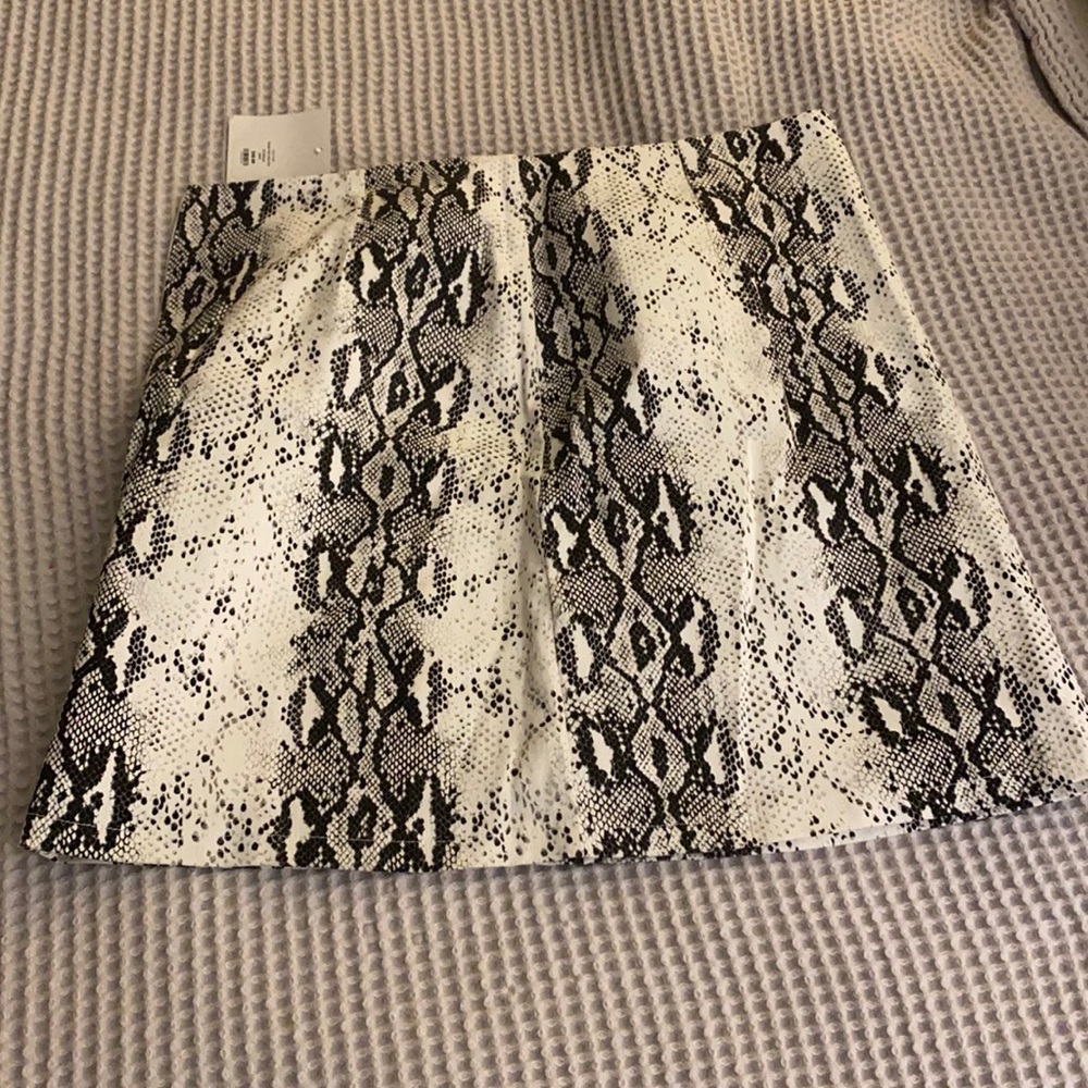 NWT she And sky snakeskin skirt